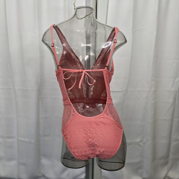 Becca Color Play Crochet Cut Out One Piece Swimsuit Pink Size M - Picture 3 of 9